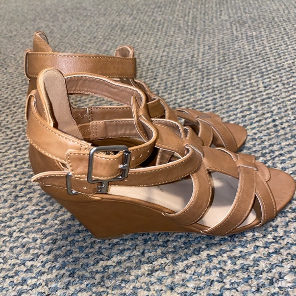 Tan heels - Picture 2 of 4